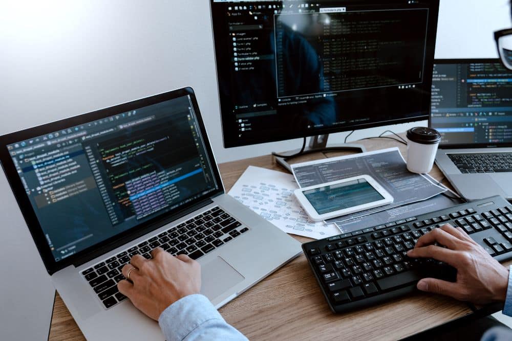 Notebook con código en pantalla y ambiente de desarrollo abierto