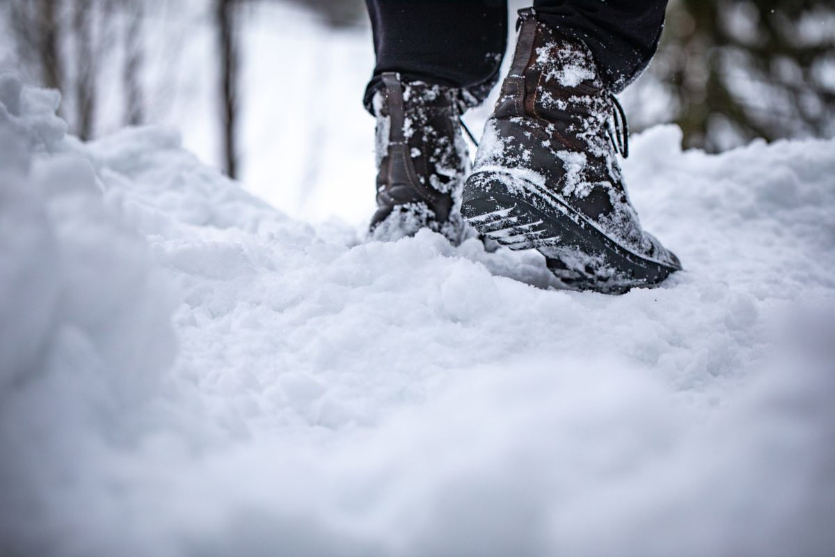 Botas de invierno en nieve profunda