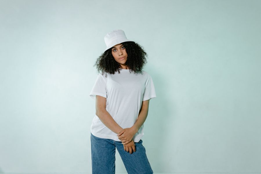 Camiseta blanca casual con manchas amarillas