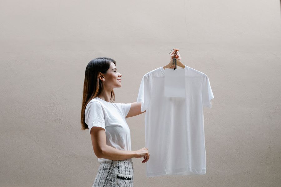disenadora moda camiseta blanca 2 Diseñadora de moda con camiseta blanca