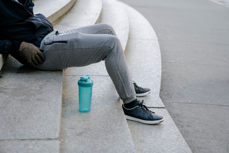 Hombre con joggers casuales y accesorios deportivos