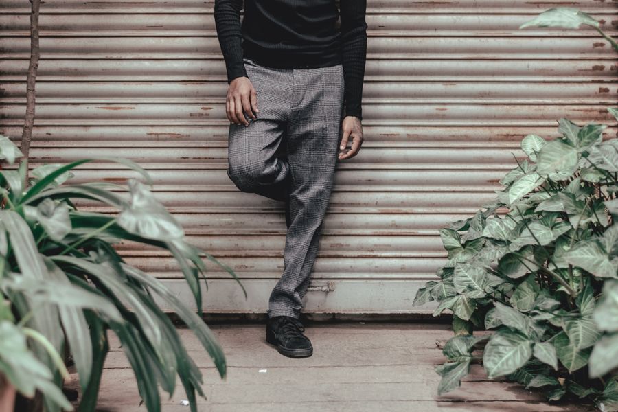 hombre pantalon tela elegante 2 Hombre con pantalón de tela elegante