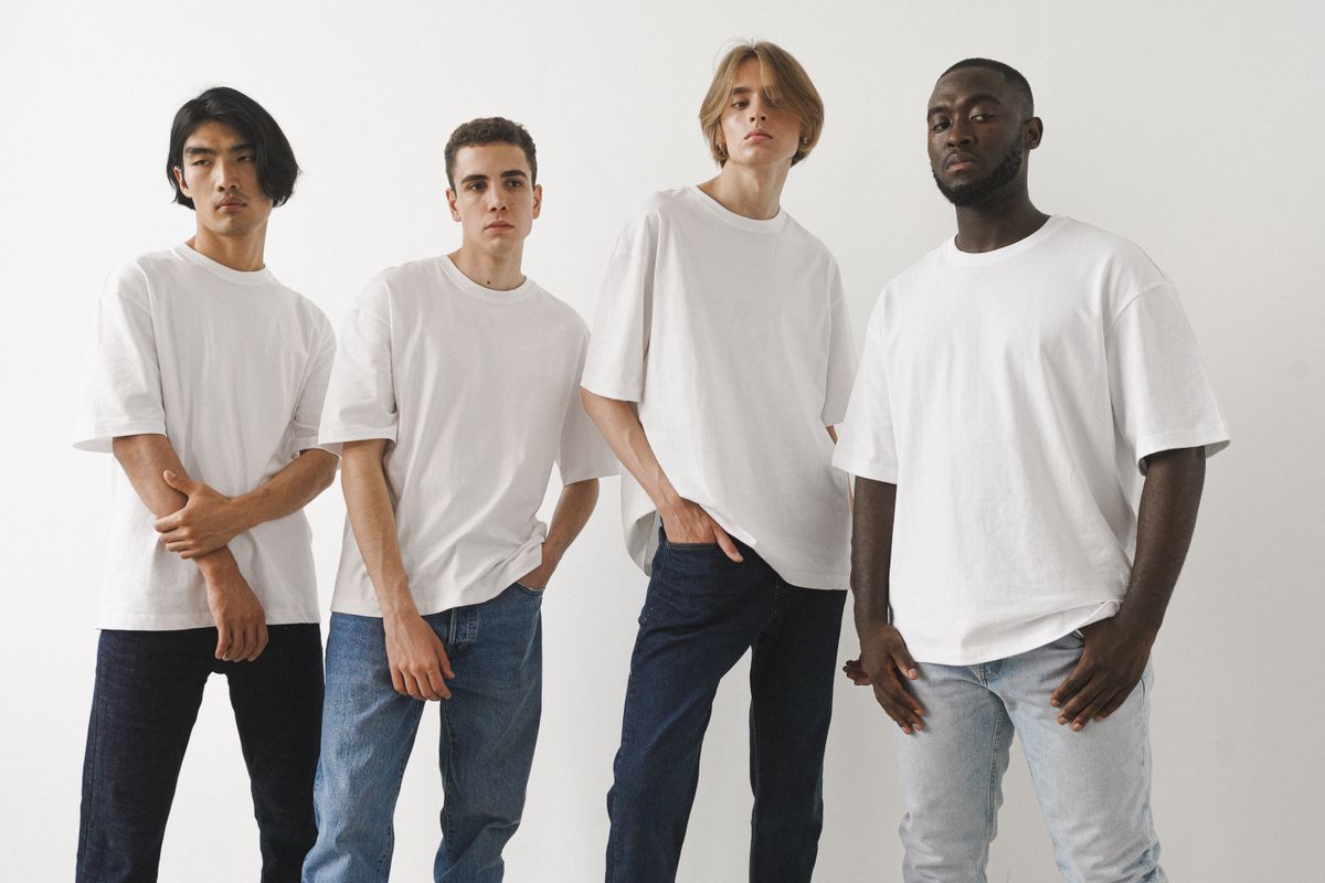 Hombres con poleras blancas y jeans
