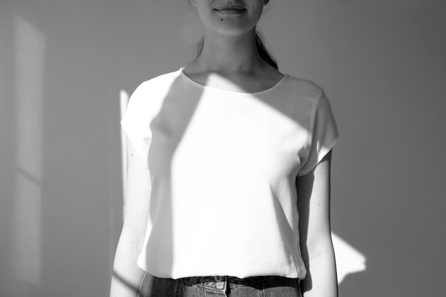 mujer camiseta blanca climas calidos 2 Mujer con camiseta blanca para climas cálidos