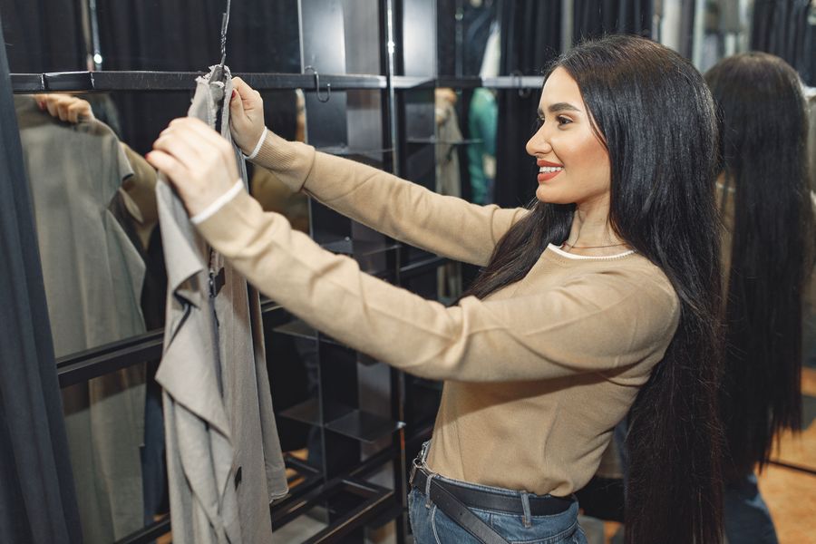mujer feliz probador ropa 1 Mujer feliz en probador de ropa