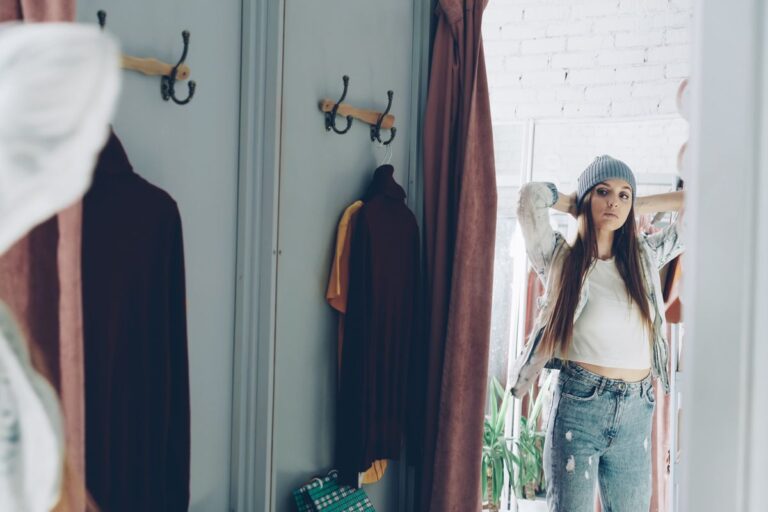 Mujer probándose jean ideal