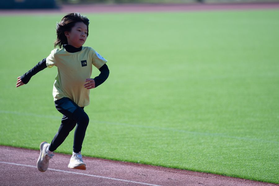 nino corriendo pista deportiva 1 Niño corriendo en pista deportiva
