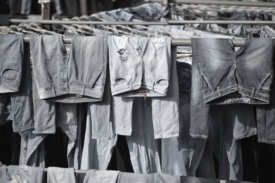pantalones vaqueros desgastados colgados secar 1 Pantalones vaqueros desgastados colgados para secar
