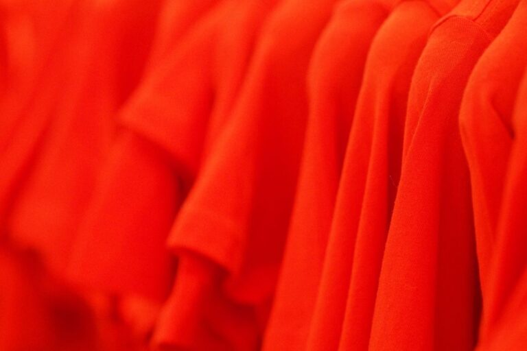 Poleras de algodón y poliéster en exhibición