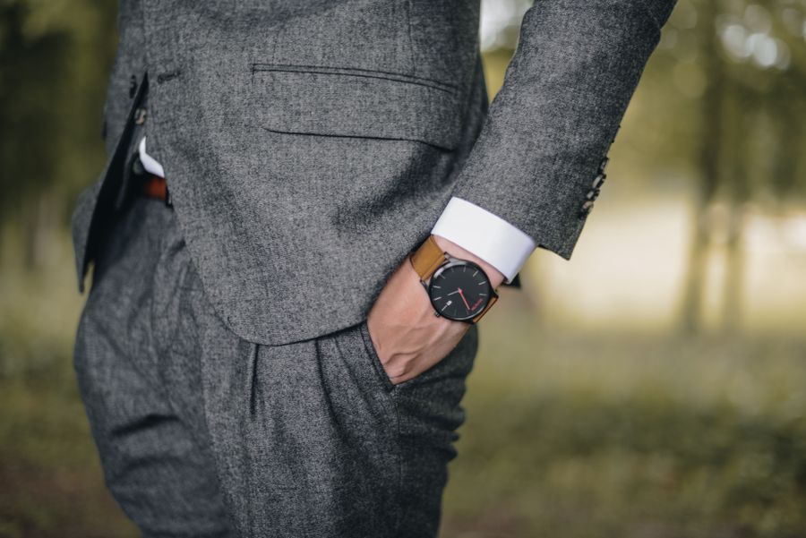 reloj elegante hombre traje formal 2 Reloj elegante para hombre con traje formal