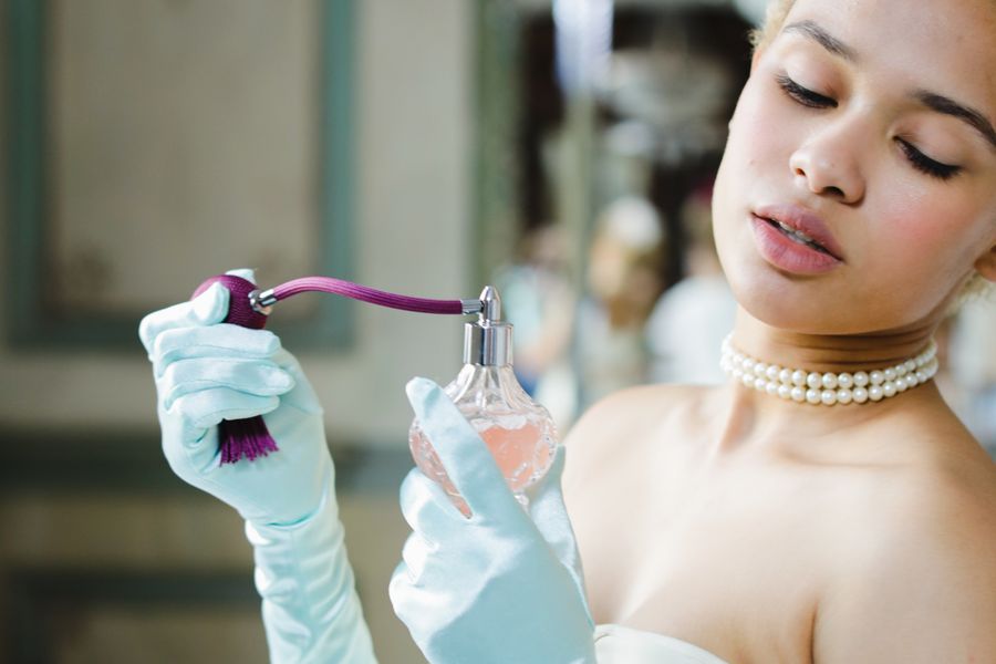 Aplicación de perfume en zonas estratégicas