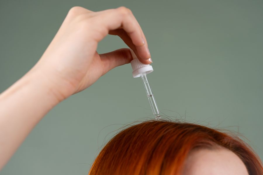 aplicacion serum capilar gotero 2 Aplicación de sérum capilar con gotero