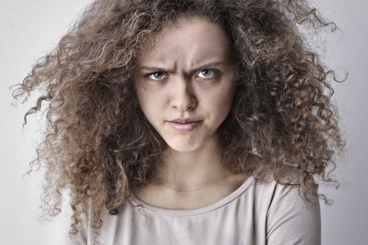 Cabello rizado con frizz y encrespamiento