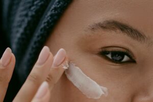 Guía completa para aplicar correctamente el contorno de ojos