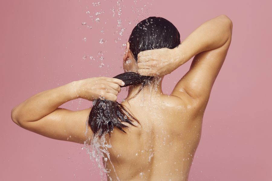 lavado cabello largo bajo ducha 2 Lavado de cabello largo bajo ducha