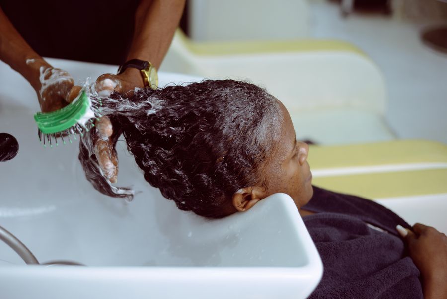Lavado de cabello en salón profesional