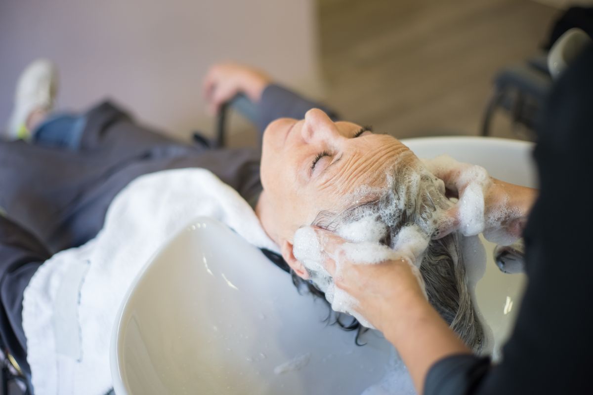 Lavado de cabello con shampoo anticaspa