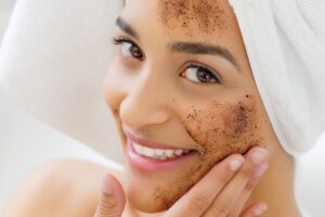 Guía completa para exfoliar la cara y mejorar la piel