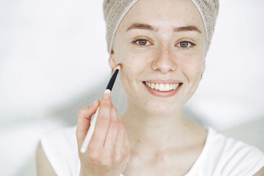 Mujer aplicando maquillaje para piel sensible