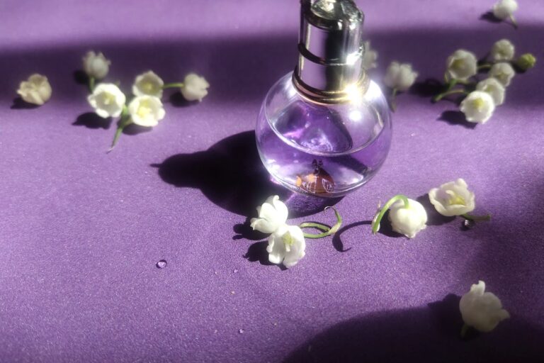 Perfume con flores de lirio de los valles