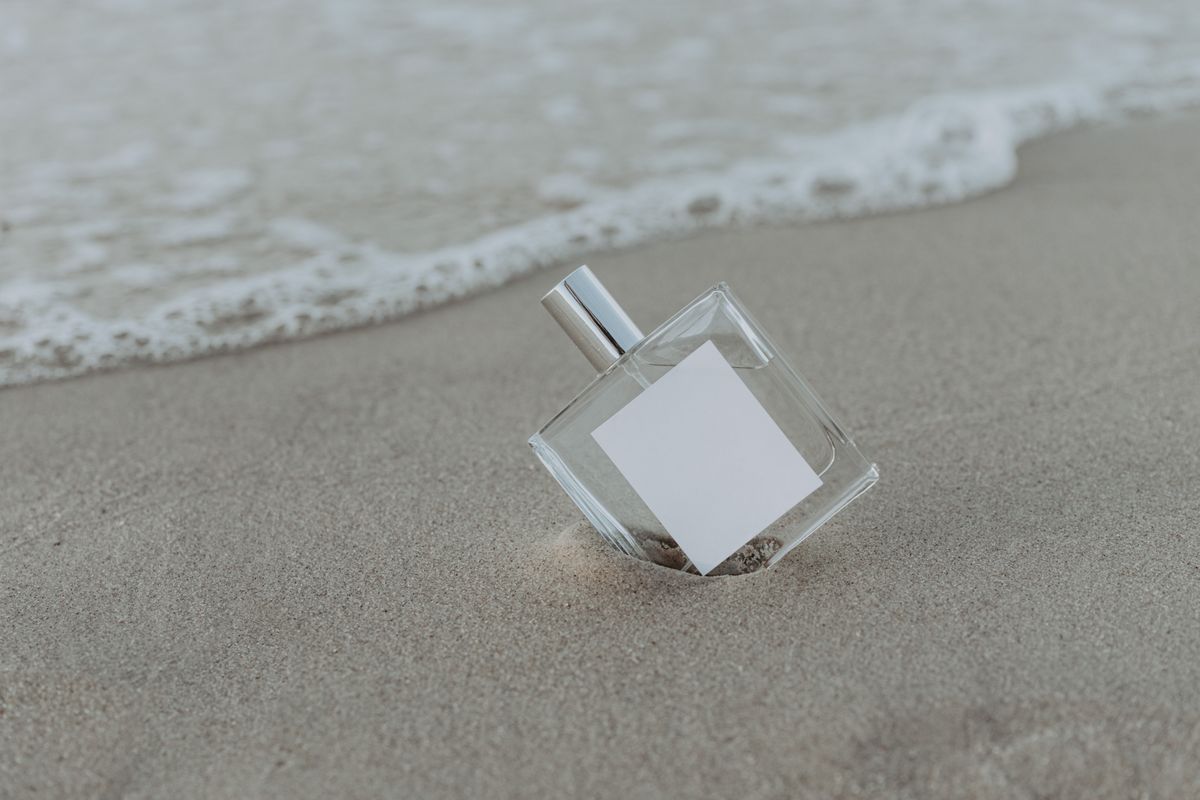 Perfume unisex de lujo en playa