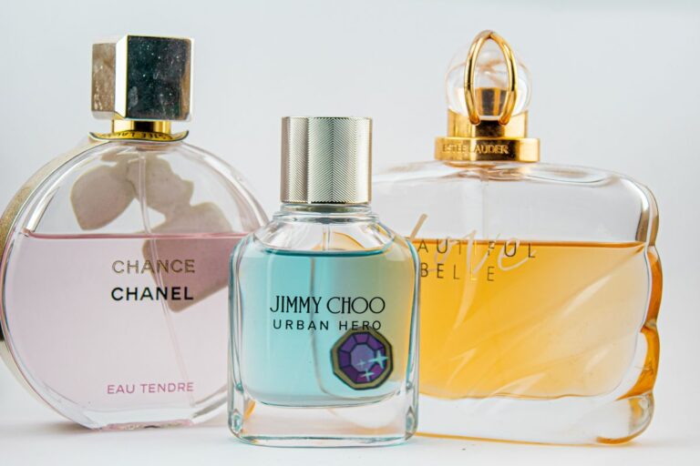 Perfumes de diseñador Chanel y Estee Lauder