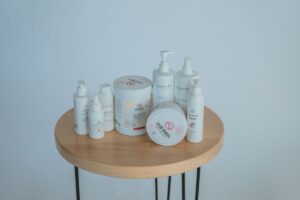 Tónico, sérum y crema facial: diferencias, beneficios y cómo usarlos