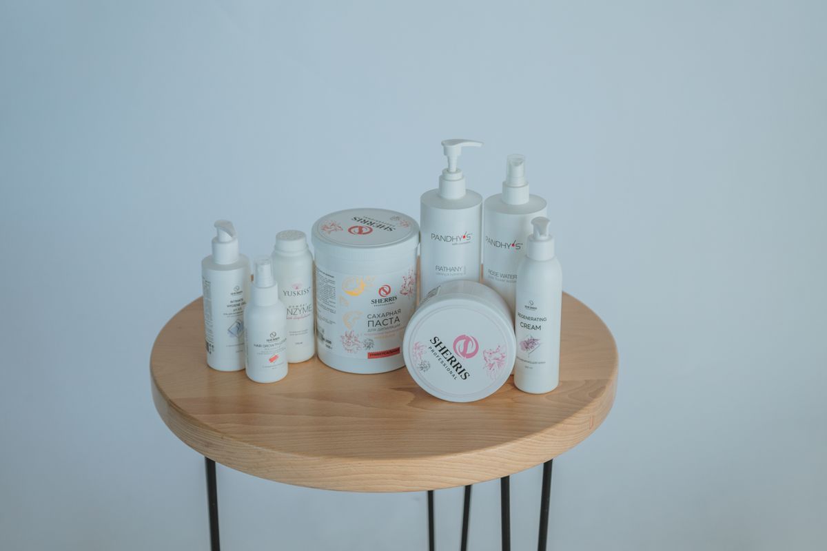 Productos de cuidado facial variados
